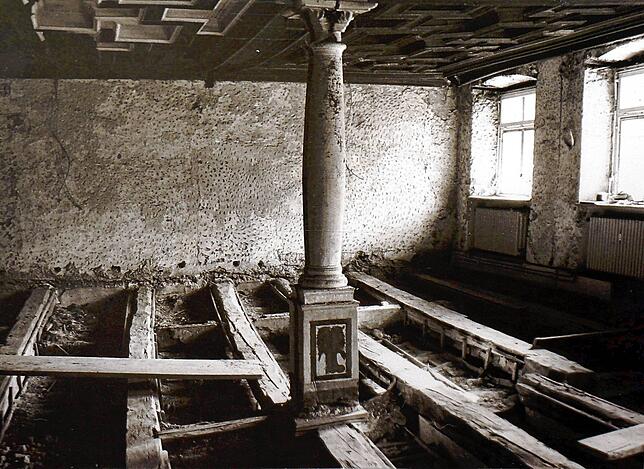 Blick in die Herrenstube im Wilden Mann Anfang Januar 1980 nachdem Wände und Boden freigelegt wurden, in der Mitte die Säule, auf der ...