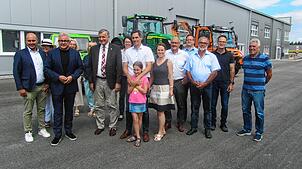 Vor der Kulisse der Produkte, welche die Firma Knoblauch ausmachen. Von links: Bürgermeister Manuel Stärk, die Landtagsabgeordneten Wolf ...