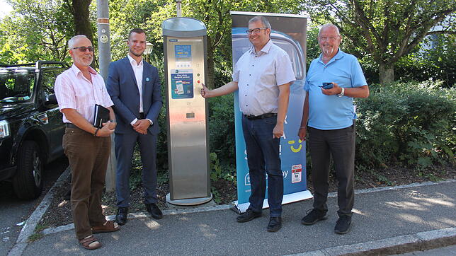 Sie freuen sich über die neue Parkplatz-App (von links): Ordnungsamtsleiter Anton Büdel, Fabian Grief vom App-Anbieter Sunhill ...
