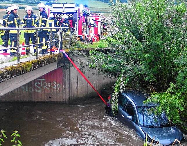 Ein Auto landete 2021 in Göggingen in der Ablach. Der eigentliche Unfallzeitpunkt war nicht bekannt und von den Insassen gab es keine ...