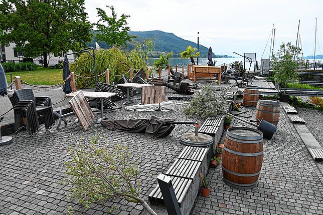 Die Außenfläche des Hafenkiosks ist verwüstet.