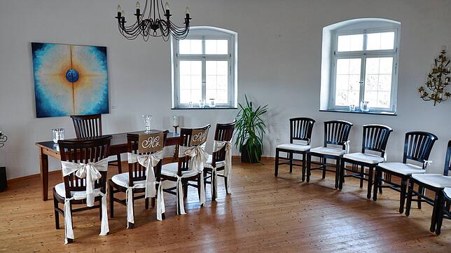 Im Trauzimmer im Runden Turm können bis zu 80 Gäste der Trauung beiwohnen.