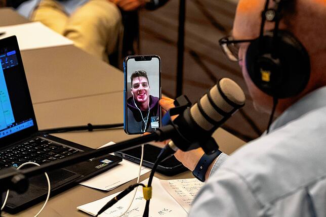 Sören Lauinger im WhatsApp Video-Call mit Doc Benzing‘s Enkel Luis Benzing.