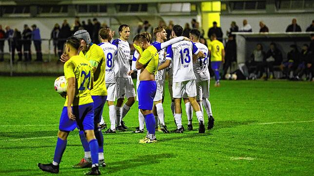 Der FC Radolfzell (weiße Trikots) bejubelt einen Treffer beim 4:0-Sieg gegen den FC Singen 04.