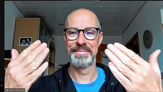 Nicht nur an den Schwielen erkennt man den Atlantik-Ruderer: Die Handrücken sind braun gebrannt, die Finger weiß, weil sie immer im ...