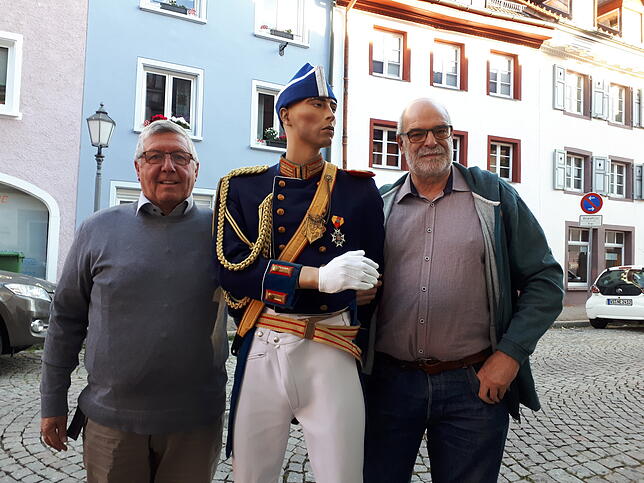 Die Uniform des Leutnants der Kavallerie (Bildmitte) und die Bürgerwehr-Chefs Hans-Joachim Böhm und Karl-Heinz Schwert (von links). ...