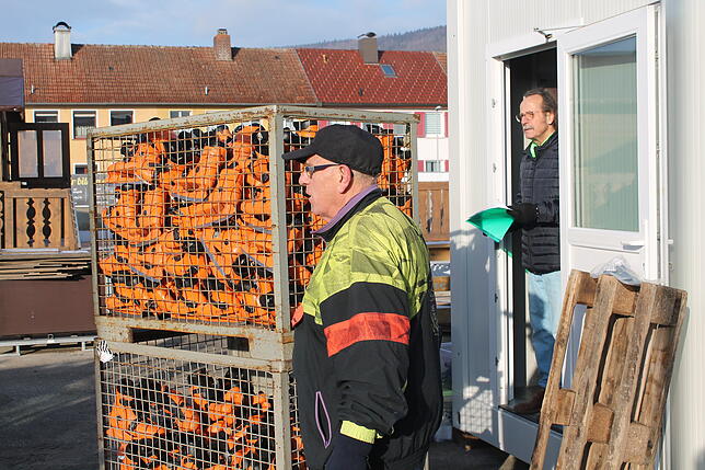 Bild 20: Bilder: Der Aufbau der Blumberger Eisbahn geht in die Endphase