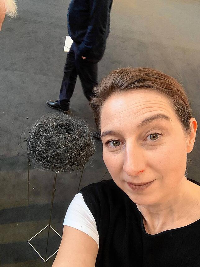 Heute mal Besucherin statt Vermittlerin: Unsere Autorin Alexandra Karabelas auf der Art Karlsruhe.