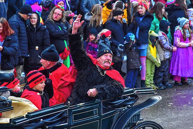 Narri, Narro. In der Ehrenkutsche am Umzugsbeginn fahren Ehren-Narrenrat Michael Merz und Ehrenmitglied Kurt Müller mit.