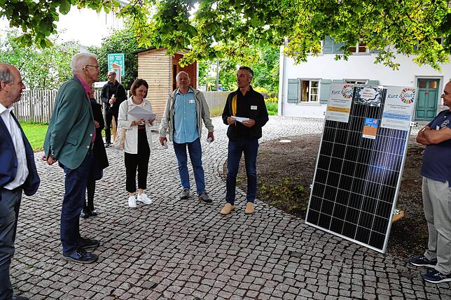 Ministerpräsident Winfried Kretschmann spricht mit Solar-Unternehmer und Gemeinderat Gottfried Grundler (rechts).