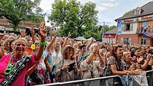 Ob ein solcher Anblick feiernder und tanzender Massen auf dem Rathausplatz in Bad Dürrheim, wie hier im Juli dieses Jahres, der ...
