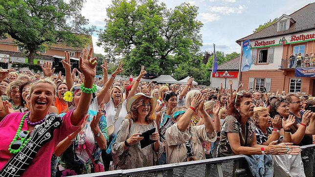 Ob ein solcher Anblick feiernder und tanzender Massen auf dem Rathausplatz in Bad Dürrheim, wie hier im Juli dieses Jahres, der ...