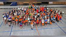 Alle Teilnehmer freuen sich über Medaillen und Urkunden und präsentieren diese beim Gruppenbild nach der Siegerehrung. Bilder: Claudius ...