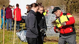 Schülerinnen und Schüler der Realschule Donaueschingen pflanzen am Ufer der Donau Bäume und Sträucher. Der Bewuchs soll den Fluss ...