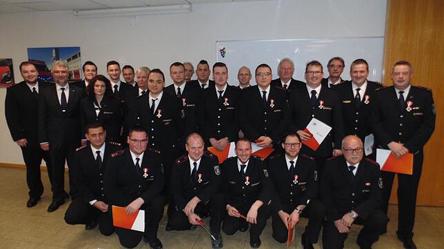 Kreisbrandmeister Dominik Rotzinger und Bürgermeister Michael Thater (von links) durften mehr als 30 Feuerwehrkameraden für ihre ...