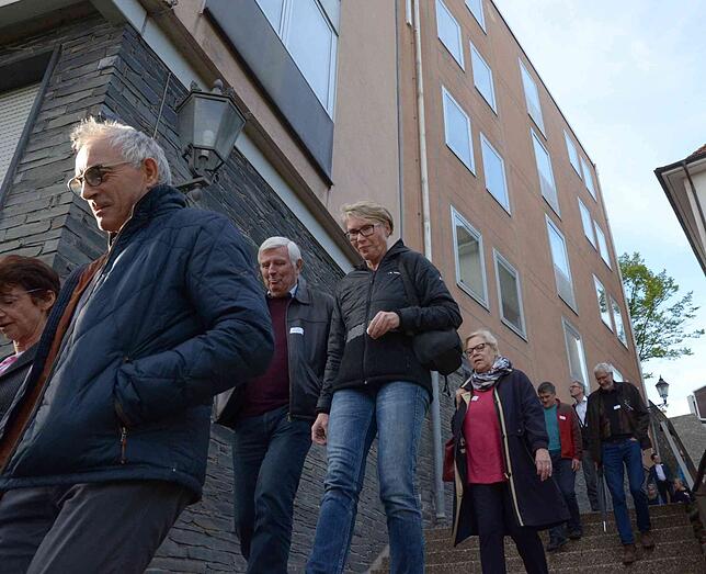 Auf dem Weg zum Hexenturm zeigen sich die Frostschäden an der Waschbetontreppe, werden die Setzungsrisse am Rathausanbau und die dadurch ...