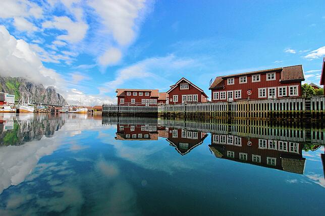 Rorbus im Hafen von Svolvaer.