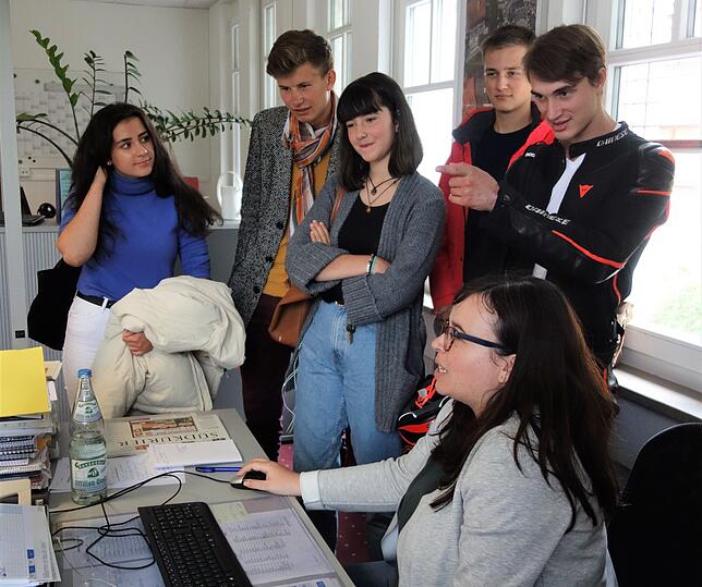 SÜDKURIER-Redakteurin Jenna Santini (vorn) zeigt Mitgliedern des Jugendgemeinderats, (von links) Fabienne Nejad, Espen Rechtsteiner, Ina ...