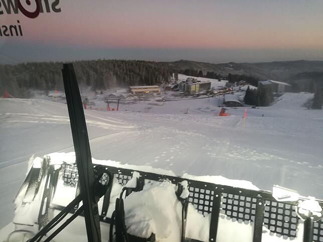 Ein Blick aus dem Pistenbully in das Abendrot auf dem Feldberg.