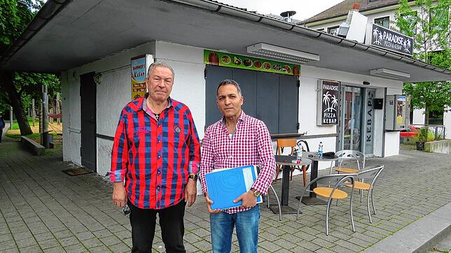 Zeynar Agir und sein Freund und juristischer Berater Rudi Erdel vor dem Brigachkiosk, der Agir so viel Ärger beschert, jetzt muss er ...