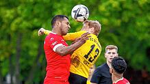 Der Gutmadinger Claudius Hirt (rechts) im Kopfballduell mit dem Alvaro Adrian Arevalos. Eine Szene aus dem Vorrundenspiel zwischen dem ...