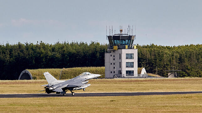 Ein Kampfjet vom Typ F16 aus den USA landet auf dem Fliegerhorst im schleswig-holsteinischen Jagel. Insgesamt sieben Maschinen trafen am ...