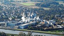 Die Papierfabrik im Oktober 2009. Bis zu ihrer Schließung Anfang 2012 stieß die Anlage etwa ein Viertel der von allen Industrieanlagen ...
