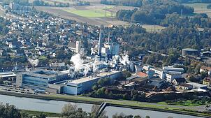 Die Papierfabrik im Oktober 2009. Bis zu ihrer Schließung Anfang 2012 stieß die Anlage etwa ein Viertel der von allen Industrieanlagen ...