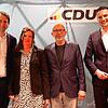Der Bundestagsabgeordnete Andreas Jung (links) und der Vorsitzende der Kreis-CDU, Levin Eisenmann (rechts) gratulieren Andrea Gnann, die ...