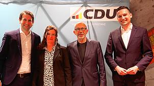 Der Bundestagsabgeordnete Andreas Jung (links) und der Vorsitzende der Kreis-CDU, Levin Eisenmann (rechts) gratulieren Andrea Gnann, die ...