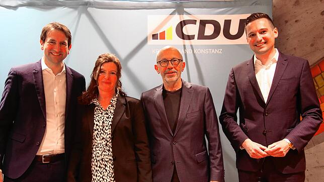 Der Bundestagsabgeordnete Andreas Jung (links) und der Vorsitzende der Kreis-CDU, Levin Eisenmann (rechts) gratulieren Andrea Gnann, die ...