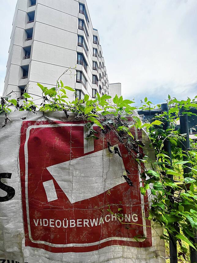 Hinweisschild an der Absperrung zur HEK-Klinik-Brache.