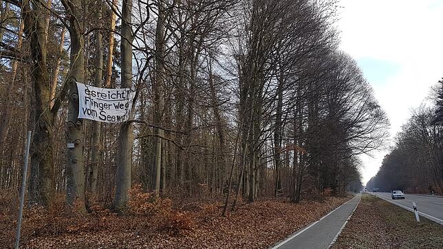 Unbekannte haben im Seewald ein Transparent aufgehängt, das ihren Protest zum Ausdruck bringt.