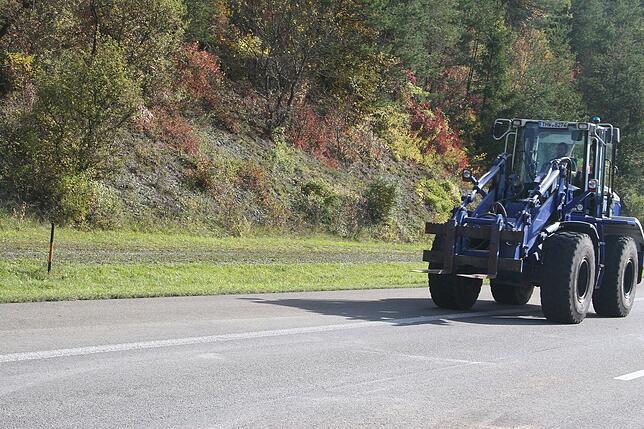 Bild 30: Bilder vom Abtransport des Felsbrockens auf der A81 nach dem Unfall nahe Trossingen