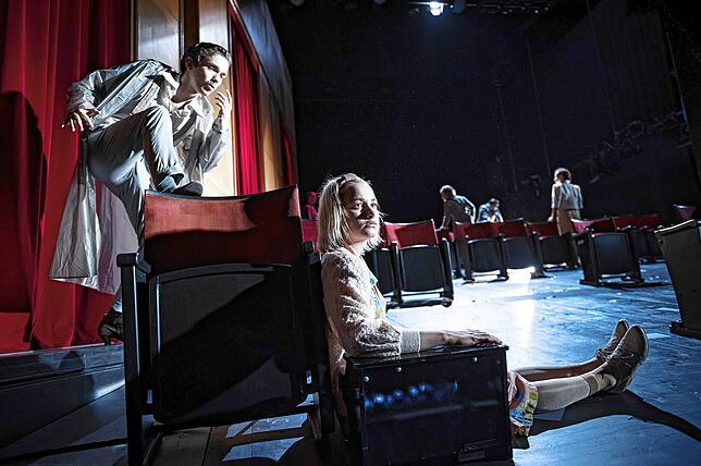 Neu im Ensemble am Theater Konstanz: Miguel Jachmann und Pauline Werner, hier in Nebenrollen (als Emil Barkhausen und Tudel Hergesell).