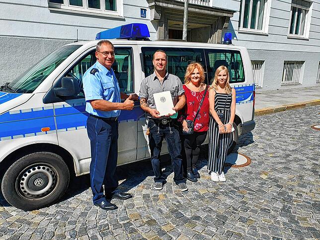 Dank und Anerkennung für seine Tat bekommt Jürgen Hermann (mit Frau Petra und Tochter Finnja) vom Polizeidirektor der Münchner ...
