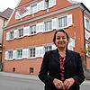 Die neue Kulturamtsleiterin Corinna Bruggaier vor ihrer zukünftigen Wirkungsstätte, dem alten Forstamt in Stockach. Am 15. November wird ...