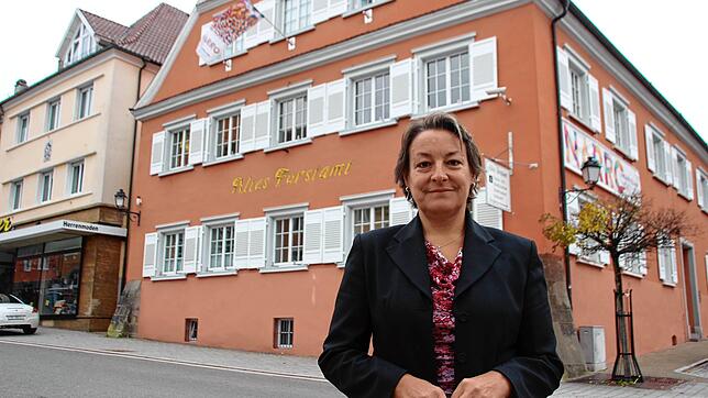 Die neue Kulturamtsleiterin Corinna Bruggaier vor ihrer zukünftigen Wirkungsstätte, dem alten Forstamt in Stockach. Am 15. November wird ...