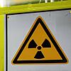 Ein Warnschild, das vor radioaktiven Stoffen warnt, hängt in einem Atommüll-Zwischenlager (Symbolbild)
