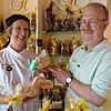 Ostern kann kommen: Miriam und Uwe Hilsenbeck mit den Osterlämmern, die die ganze Familie auch in diesem Jahr fleißig backt. Und auch ...
