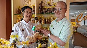Ostern kann kommen: Miriam und Uwe Hilsenbeck mit den Osterlämmern, die die ganze Familie auch in diesem Jahr fleißig backt. Und auch ...
