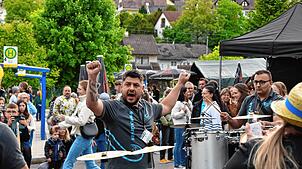 Albano Reinhardt sorgte als musikalischer Leiter mit den Mühlengeischtern für einen Ohrenschmaus am Dorffestsamstag. .Bild. Susanne Schön