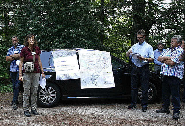 Josef Kiechle und Susanne Wolfer (von links) informieren bei der Gebietsbegehung in Schwaningen über Natura 2000. Daneben Bürgermeister ...