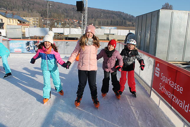 Bild 14: Werkrealschüler genießen die Blumberger Eisbahn