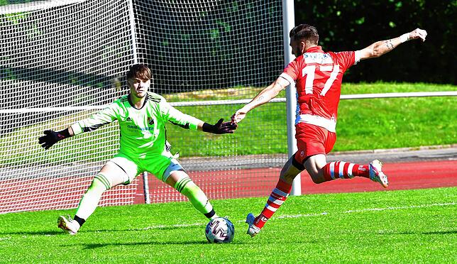 Nervenstark: Youngster Nicklas Joachim im Tor des SV 08 Laufenburg kassierte beim deutlichen 0:4 im Finale des zum siebten Mal ...