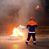 Ein Angehöriger der Jugendfeuerwehr greift während einer Unterrichtseinheit bei der Häfler Feuerwehr zum Feuerlöscher. Das enthaltene ...