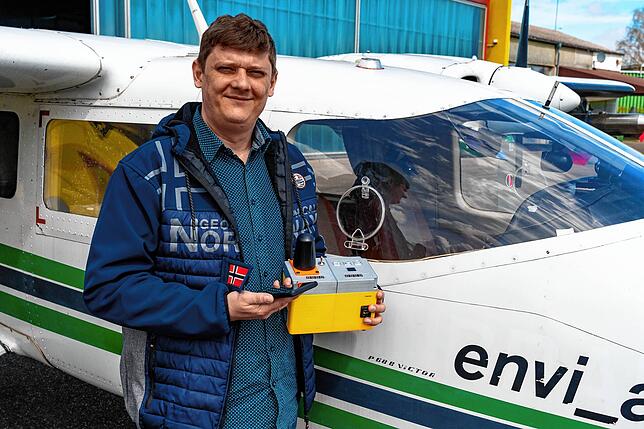 Softwareentwickler Roman Wehrle speichert alle Daten während des Flugs auch mit einem speziellen Gerät im Flugzeug auf, damit die ...