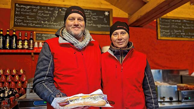 Franz und Ludmila Schlichte verkaufen Feuerwurst, aber auch Feuerzangenbowle, Wein und Heißgetränke ohne Alkohol.
