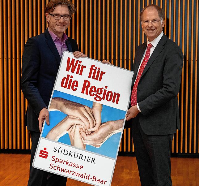 Stefan Lutz, Chefredakteur des SÜDKURIER (links) und Arendt Gruben, Vorstandsvorsitzender bei Sparkasse Schwarzwald-Baar, freuen sich ...