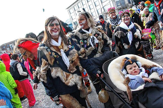 Bild 3: Sonne für die Narren: Großer Fasnet-Umzug begeistert in Singen!